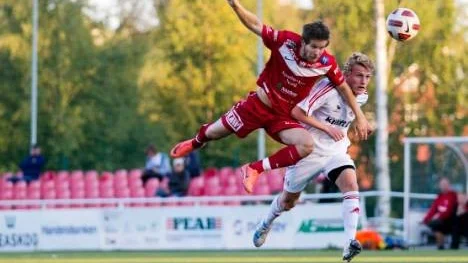 Piteås Alexander Rönnqvist steget före i en duell mot Skellefteås Felix Nordin.