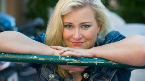 Att skriva är det Annelie Babitz helst vill göra, och det var det som fick henne att våga ge ut boken i eget namn trots det kontroversiella ämnet. Framöver vill Annelie Babitz skriva fler böcker. Nu arbetar hon som frilansjournalist och skriver bland annat debattartiklar om feminism och jämställdhet.