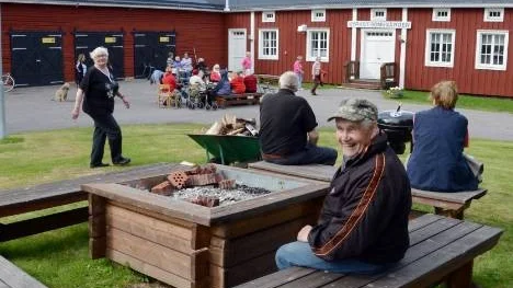 Ett 50-tal personer deltog när Röda Korset i Arjeplog bjöd på grillad korv. Patrik Lestander, närmast kameran, ser ut att trivas.