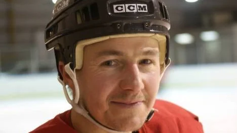 Thomas Enstrand är en av veteranspelarna i lördagens hockeymatch i Glommersträsk.