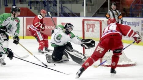 Piteå Hockey är bäst i power play i landets tre högsta divisioner. I går blev det tre mål på sex numerära överlägen. Kent Lindberg prickar in 8-1 efter snyggt förspel av Anton Edlund (till vänster).