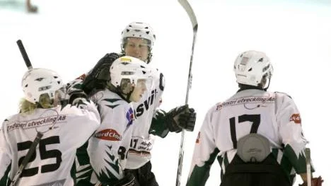 Sex gånger fick Rosviks IK jubla igårkväll hemma mot Luleå Rebels J 20. Rosvik vann med 6-1 och här ser ni bland andra Joakim Lundberg (25) och Mikael Lindqvist.