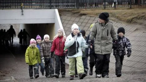 Norrmalmskolans elever får, tillsammans med personalen, gå genom gångtunneln för att äta sin lunch.