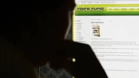 Spice är lättillgänglig på internet. Många tror att drogen inte är farlig, eftersom den är laglig i Sverige - än så länge. Bilden är arrangerad.