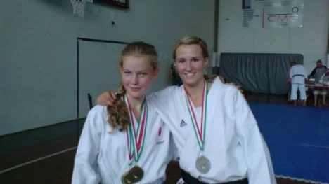 Casandra Frejdh och Beatrice Lindkvist, Inyon Karate. Tjejerna lyckades bra och det här var före Beatrice Lindkvists framgångar i VM.