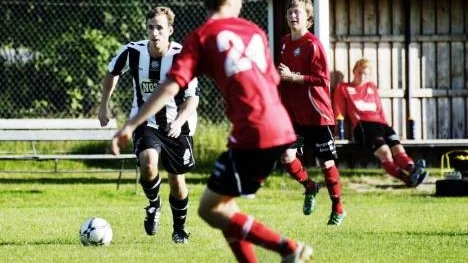 Jonas Enmark, Munksund, stormar fram mot Bergnäset. Munksund tappade sin ledning i andra halvlek, men lyckades ändå vinna.
