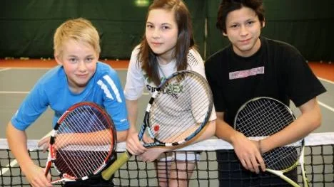 Piteå Tennisklubbs tre talanger som lyckades bra i Luleå Cupen. Från vänster: Arvid Norén, Amanda Berglund och Philiph Lundberg.