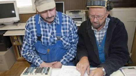 Lars och Erik Lidén häpnade när de fick årets första vattenräkning från kommunen. Vattenavgiften för deras snickerifabrik har höjs med över 400 procent.