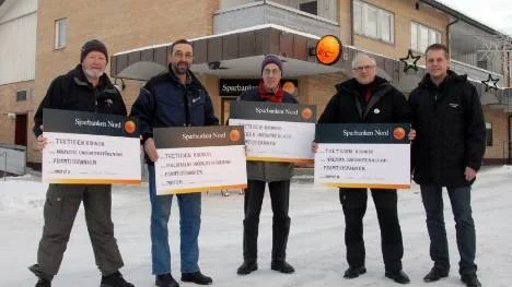 Skoterföreningarna i Arjeplog belönades för sitt ideella arbete. Bankföreståndare Mikael Kågström, till höger, överlämnade checkar till Lennart Löfgren, Arjeplogs snöskoterförening, Olle Eriksson, Polcirkelns snöskoterförening, Lars Hofman, Jäckviks snöskoterförening och Kjell Marklund, Välbma snöskoterförening.