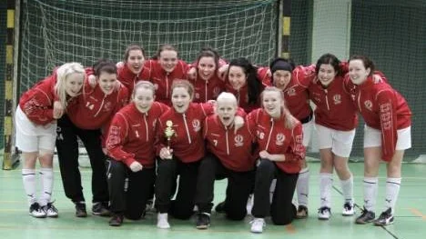 Här är Älvsbyns fotbollstjejer som vann domarcupen för division 4-lag i Piteå. I finalen besegrades Blåsmark/Svensbyn med 2-0. Anna Stenberg gjorde båda finalmålen.