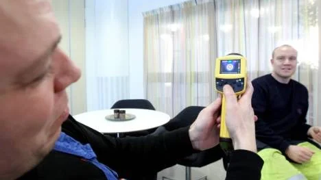 Med hjälp av en värmekamera kan man kolla varmgång (leta efter glappkontakter) och upptäcka läckage i fastigheten. Patrik Nilsson, Pite Energi, demonstrerar.