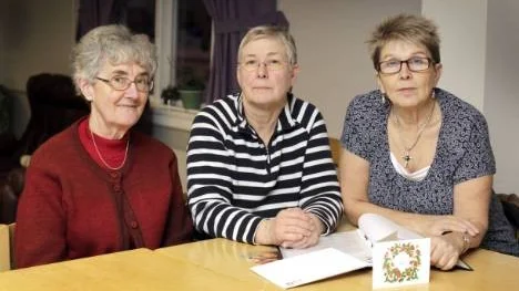 FUB i Piteå är upprörda över att ett antal brukare på kommunens boenden kommer att förlora sin kontaktperson eller ledsagare. Från vänster: Harriet Bergqvist, Marie Asplund, Ingrid Wallon.