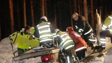 Två av de tre skadade ungdomarna satt fastklämda i Volvon när räddningstjänsten kom till platsen och man tvingades klippa taket för att få ut dem.