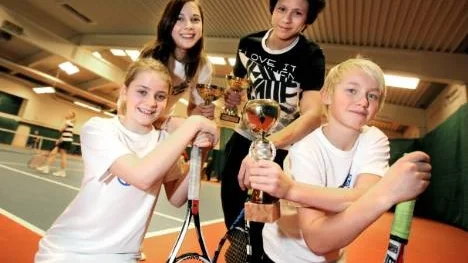 Piteå TK hade med fyra spelare när Norrlands masters avgjordes i Ö-vik. Stående från vänster: Amanda Berglund och Philiph Lundberg. Knästående: Nikita Such och Arvid Noren.