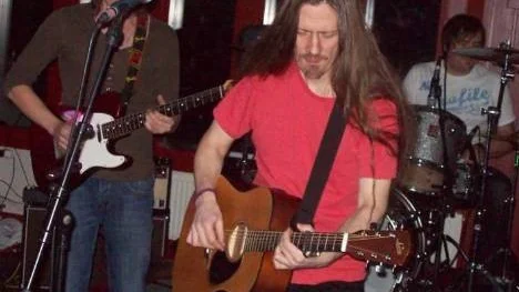 Johan Piribauer och hans band var en av de sexton akterna på Inlandskults 19:e julfest.