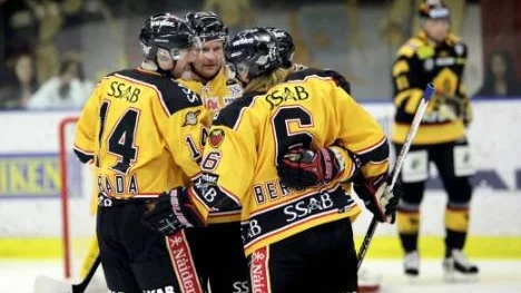 Luleås Mats Lavander, Martin Chabada och Kristofer Berglund klappar om varandra efter ett mål mot Skellefteå. PT:s Bosse Lundkvist tror dock att Skellefteå hamnar högre upp i tabellen. På torsdag möts lagen.