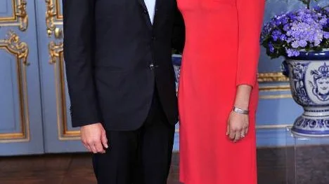 Kronprinsessan Victoria och Daniel Westlings bröllop skulle uppmärksammas med nyskriven poesi. Men de starka reaktionerna från de tillfrågade poeterna blev för mycket - nu läggs projektet ned.