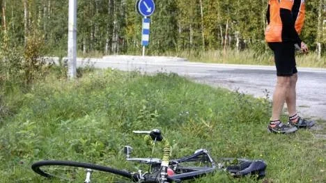 Strax före korsningen - sett från Bölehållet - mellan Älvvägen och Granvägen i Öjebyn blev en cyklist i 70-årsåldern påkörd av en lastbil på fredagseftermiddagen. Lastbilsflaket stötte till cyklisten i axeln när föraren försökte köra om på ett ställe där en refug gör körbanan extra smal. Cyklisten vurpade men undkom utan allvarligare skador.