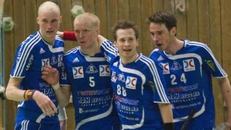 K 4 är klart för division 1 i innebandy. Här är det Samuel Lindmark, Emil Lindmark, Jens Nilsson och Jesper Renberg som jublar.