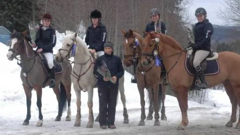 Piteå Ridklubb leder Elitserien i ponnyhoppning efter första omgången. Från vänster Olivia Nordberg/Pepita, Denice Johansson/Exilia,  Linn Holmbom/Curry och Ida Olsson/Red Hot Chili Pepper. Framför står lagledaren Monica Larsson.