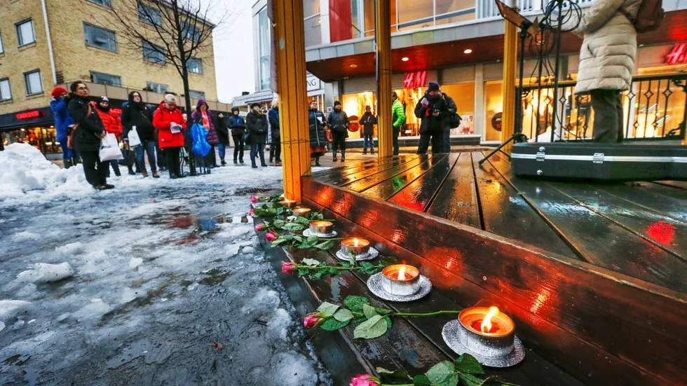 Kommuner ska skydda. På bilden syns en ljusmanifestation som kvinnojouren arrangerade 2014 för att hedra de kvinnor som under året dödats av män. Genom historien är det kvinnojourerna som själva tagit hand om skyddet för våldsutsatta kvinnor. Men enligt lagstiftningen måste socialtjänsterna ta ett större ansvar.