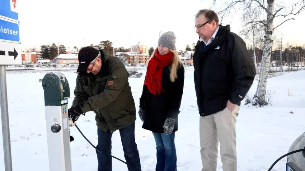 Invigning. Samhällsbyggnadsnämndens ordförande Stig Karlssson (S), vice ordförande Susann Enstedt Lund (MP) och fastighetsförvaltaren Michael Andersson inviger den första laddstolpen för elbilar i Kalix, vid Strandängsparkeringen.