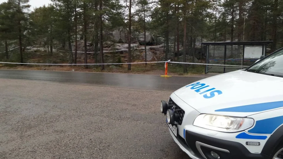 Avspärrat. Här intill busshållplatsen vid Rammelberget, Kalix, hittades kvinnan tidigt på lördagsmorgonen i November.