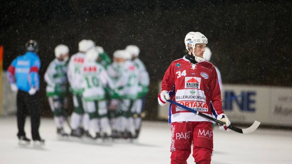 Deppigt. Anders Englund deppar sedan Västerås gjort mål i matchen på Kalix IP. Kalix åkte på lagets första förlust när Västerås vann med 4-0.