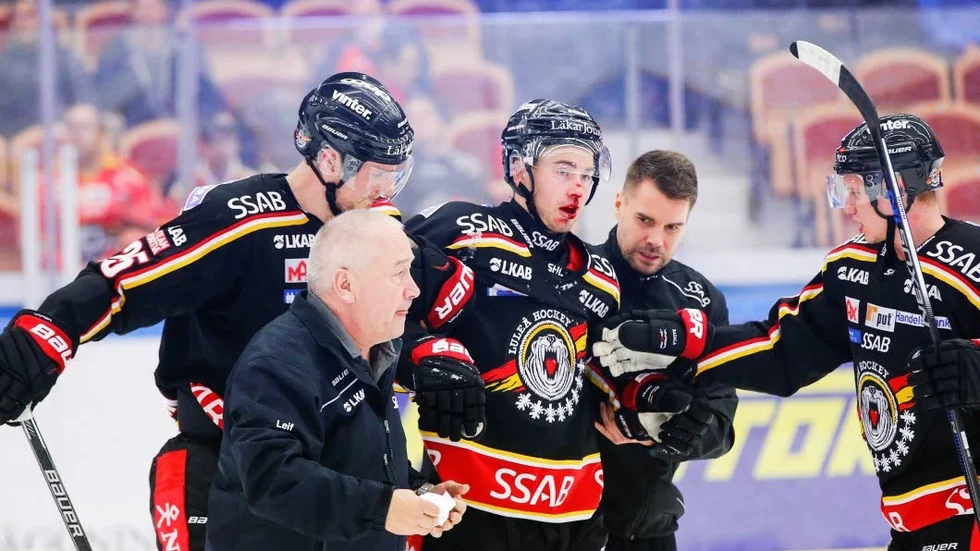 Skadad. Victor Ekarv fick hjälpas av isen efter tacklingen från Almen Bibic. Ekarv fick hjärnskakning och Bibic fick matchstraff.