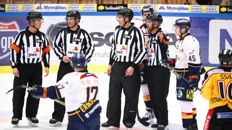 Friade. Domarteamet delade inte ut någon utvisning på Ilari Melart för situationen med Robin Alvarez.