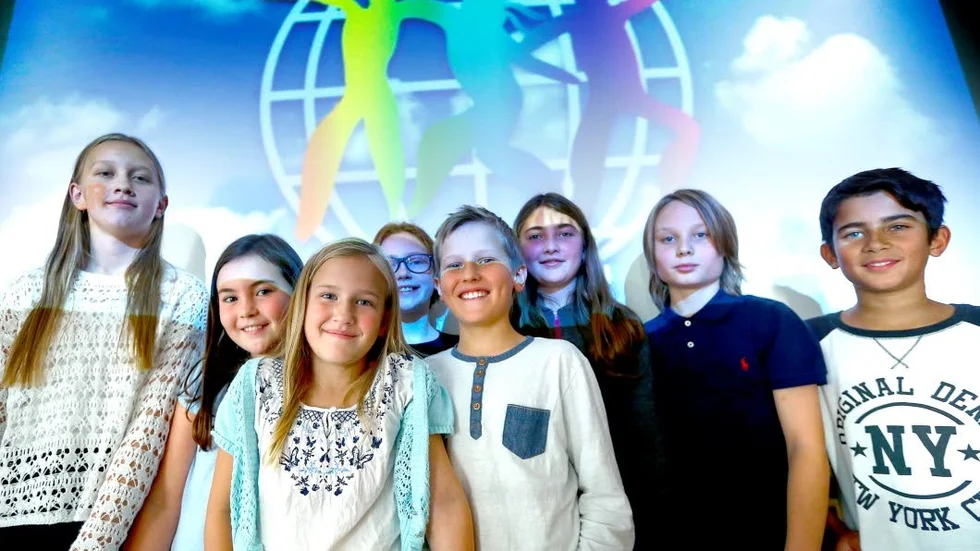 Skötte presskonferensen. De åtta eleverna i Vänskaspgruppen vid Mandaskolan höll i presskonferensen då Årets barnrättshjäte presenterades. Från vänster Agnes Lodén, Amanda Gustafsson,Ellen Sundberg, Liv Dagertun, Axel Sundberg, Miranda Viksten Waara, Ture Söderholm och Emil Wennström.