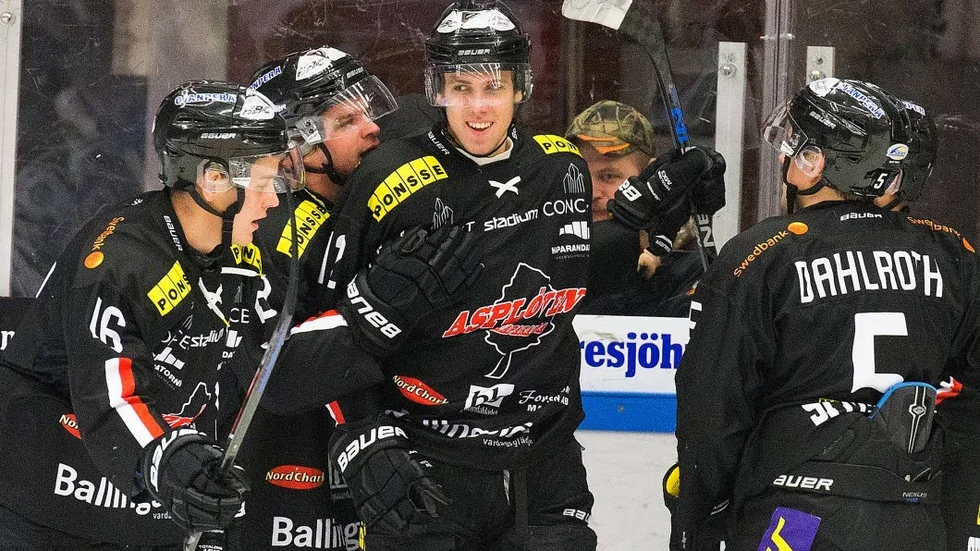 Firade. Asplövens Tobias Dyk gjorde sitt och Asplövens första mål mot Björklöven.