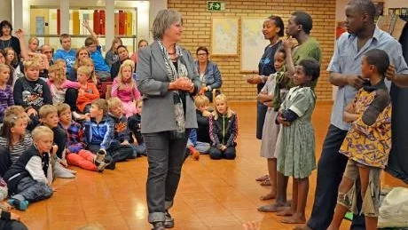 MÅNGA FRÅGOR. Efter föreställningen översatte Kajsa Dahlström från Globalträdet elevernas frågor till de kenyanska ungdomarna.