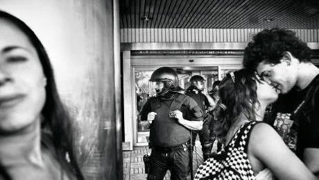 Barcelona, Spanien 13:03. En demonstration övervakas av kravallklädda poliser.