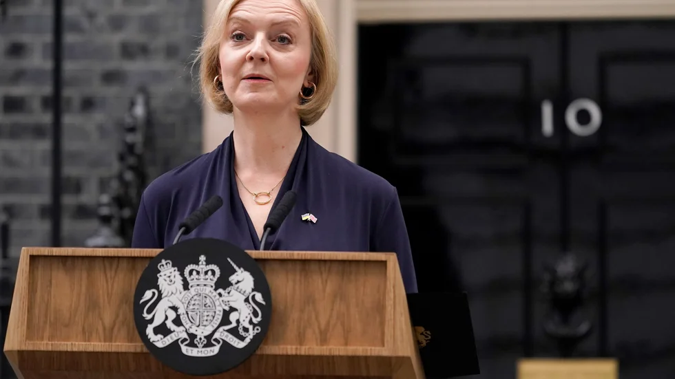 Storbritanniens premiärminister Liz Truss meddelar sin avgång utanför 10 Downing Street.