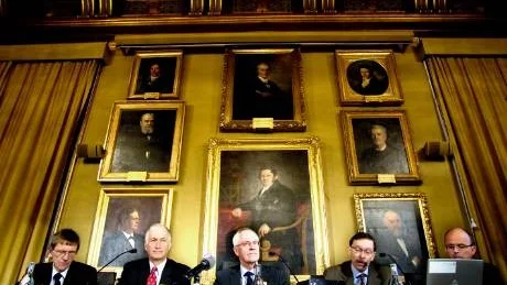 EKONOMI. Professor Lars Calmfors här under utdelningen Nobelpriset i ekonomi har åsikter om a-kassan.