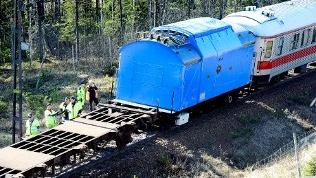 ANDRA GÅNGEN. Personal tog sig ut till olycksplatsen, som ligger mellan Storsund och Koler.Foto: Eija Dunder