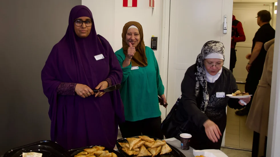 På bilden syns Maryan, Alaa och Huda som bidrog med mat till avslutningskonferensen av Mika-projektet.