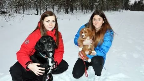 UPPHITTAD. Glädjen var stor, inte minst hos matte Martina Strömbäck, när Elin Stenudd och hennes hund Molle hittade tio veckor gamla valpen Leo vid gott mod, trots tre dygn i skogen.