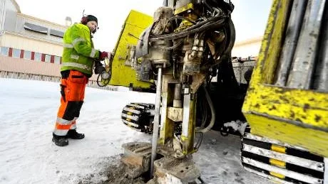 GÅR PÅ DJUPET. Mattias Lundberg borrar. Grundvattnet på landbacken nära Röda havet ska undersökas.