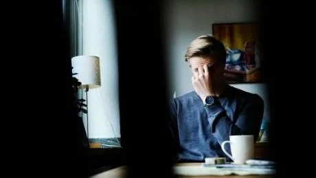OMTUMLANDE. När August Tornberg fick ett skott på kinden i division I-matchen mot Björklöven fick hockeyspelaren röntga okbenet, som inte visade någon fraktur. I stället upptäckte läkarna att Tornberg hade en skadad nacke - något som kan härledas till en fallolycka som inträffade när August Tornberg var fem år. I dag är han 20 år gammal - han har spelat ishockey i 15 år med en bruten nacke.