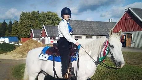 Finalduo. Matilda Jägare Lindvall på sin 18-åriga korsningsponny Casper. Foto: sabina nilsson