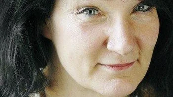 TUNG RESA. Den finlandssvenska författarinnan Monika Fagerholm bjuder på en ganska tung resa utan destination i sin nya roman Lola upp och ned, enligt Kurirens recensent Marianne Ekenbjörn.