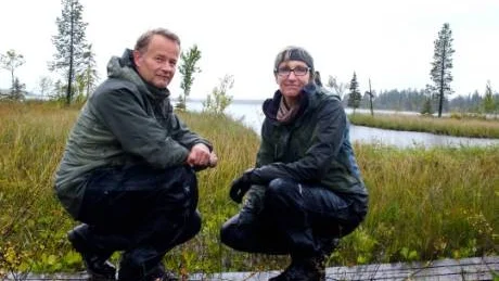 HÄR VAR VI. Bo och Liz Berg var ögonvittnen till att en raket landade i sjön Nammajaure 1980. De befann sig precis här när ett raketformat föremål svischade över dem. Foto: Roger Larsson