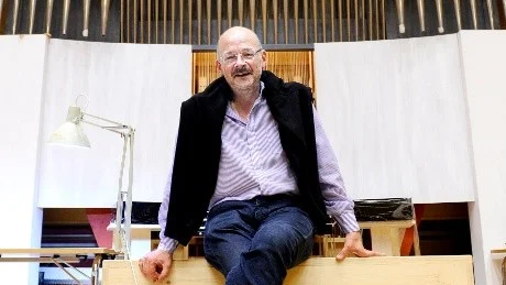 TAR PLATS I VÄRLDEN. Hans-Ola Ericsson framför jätteorgeln i Piteås Studio Acusticum. Ett hjärteprojekt, som han själv kallar det. Ändå kunde han inte tacka nej till erbjudandet om att bli orgelprofessor och organist på McGill-universitetet i Montreal - ett universitet som har lika många studenter som  Piteå har invånare.