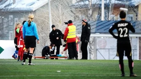 Skada. I förra årets hemmapremiär fick Piteås nyförvärv Lydia Williams en knäskada som höll henne borta hela förra säsongen. Piteå har drabbats av många knäskador de senaste tre åren. Foto: Petra Isaksson