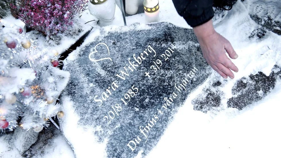 Första vintern i sorg. Sara Wikberg led av psykisk sjukdom och missbruk, så kallad samsjuklighet. Mamma Inga-Britt Sandström menar att det eskalerande sjukdomsförloppet hade kunnat stoppas, med rätt psykiatrisk vård i ett tidigt skede. Något som bekräftas i sjukvårdens självrannsakan efter Saras död.