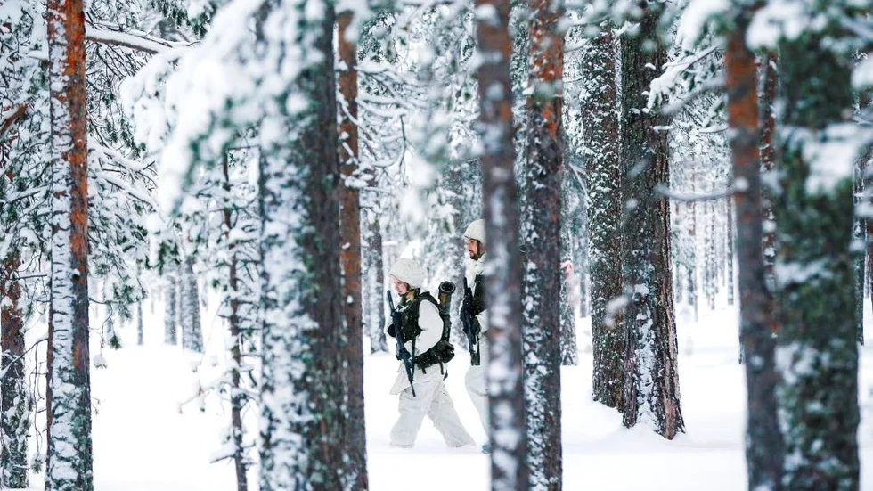 En runda. Hemvärnssoldaterna Amanda Hedlund och Jonas Sjöström på en sväng i vinterskogen. De två är rätt gröna i hemvärnet, men snart väntar en större övning. Kanske hänger Kuriren med då och ser hur det går för nykomlingarna.