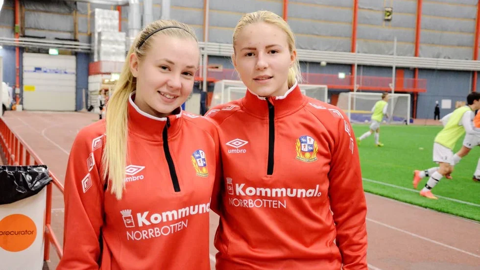Lagkpaten Linnea Engström och Selina Henriksson.