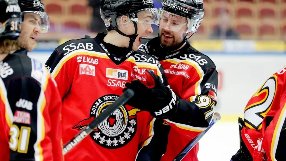 Forwarden. Johan Forsberg gratuleras av Per Ledin efter mål i tom kasse mot Frölunda i kvartsfinalspelet.